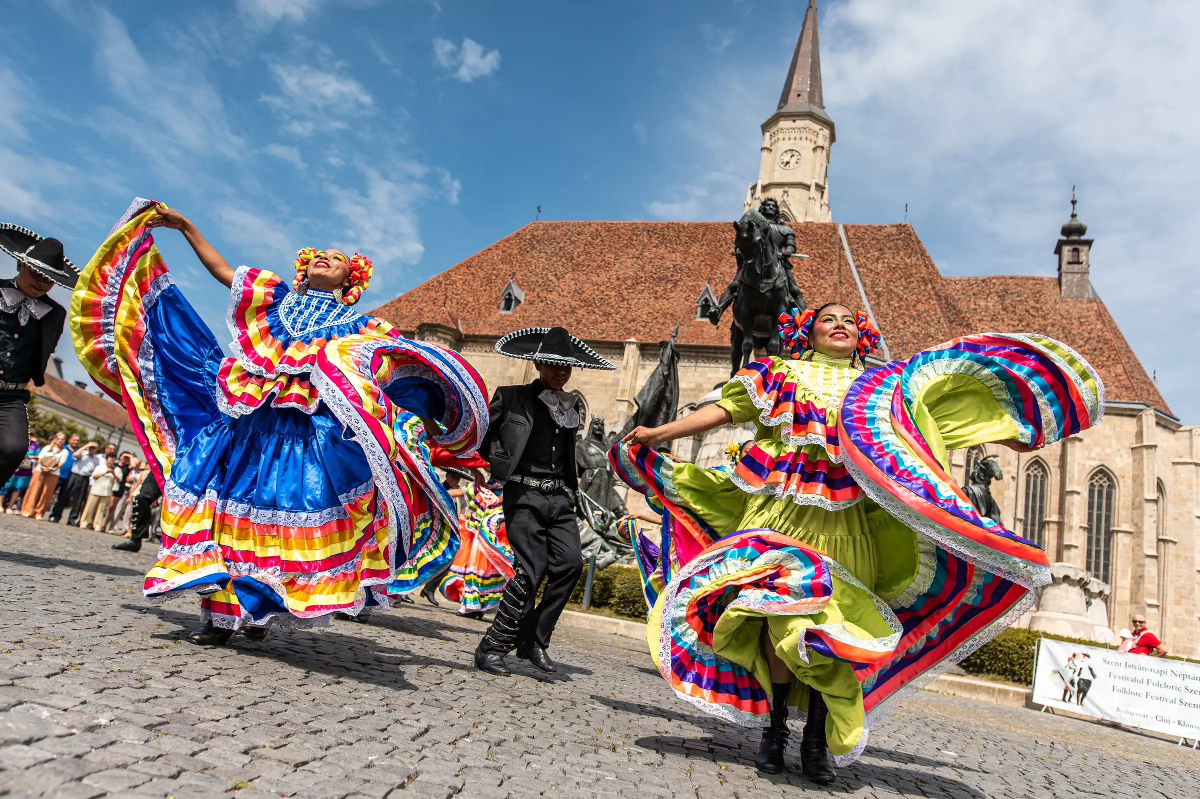 Dansuri tradiționale în piața orașului · Evenimente · FBMark Events