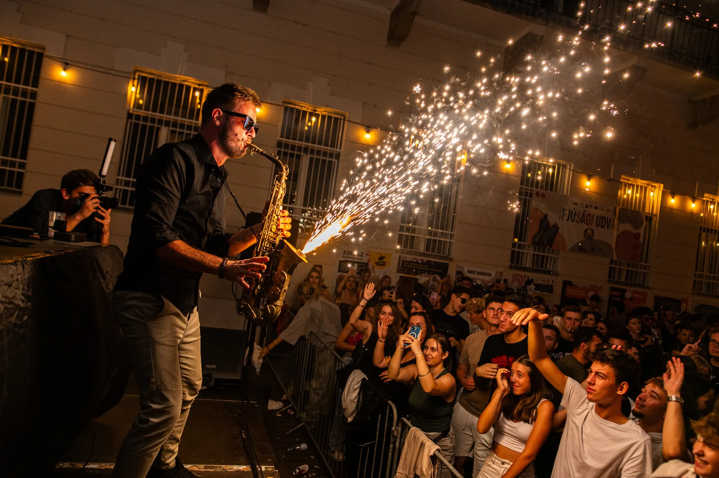 Artist cântând live pe scenă · Evenimente · FBMark Events