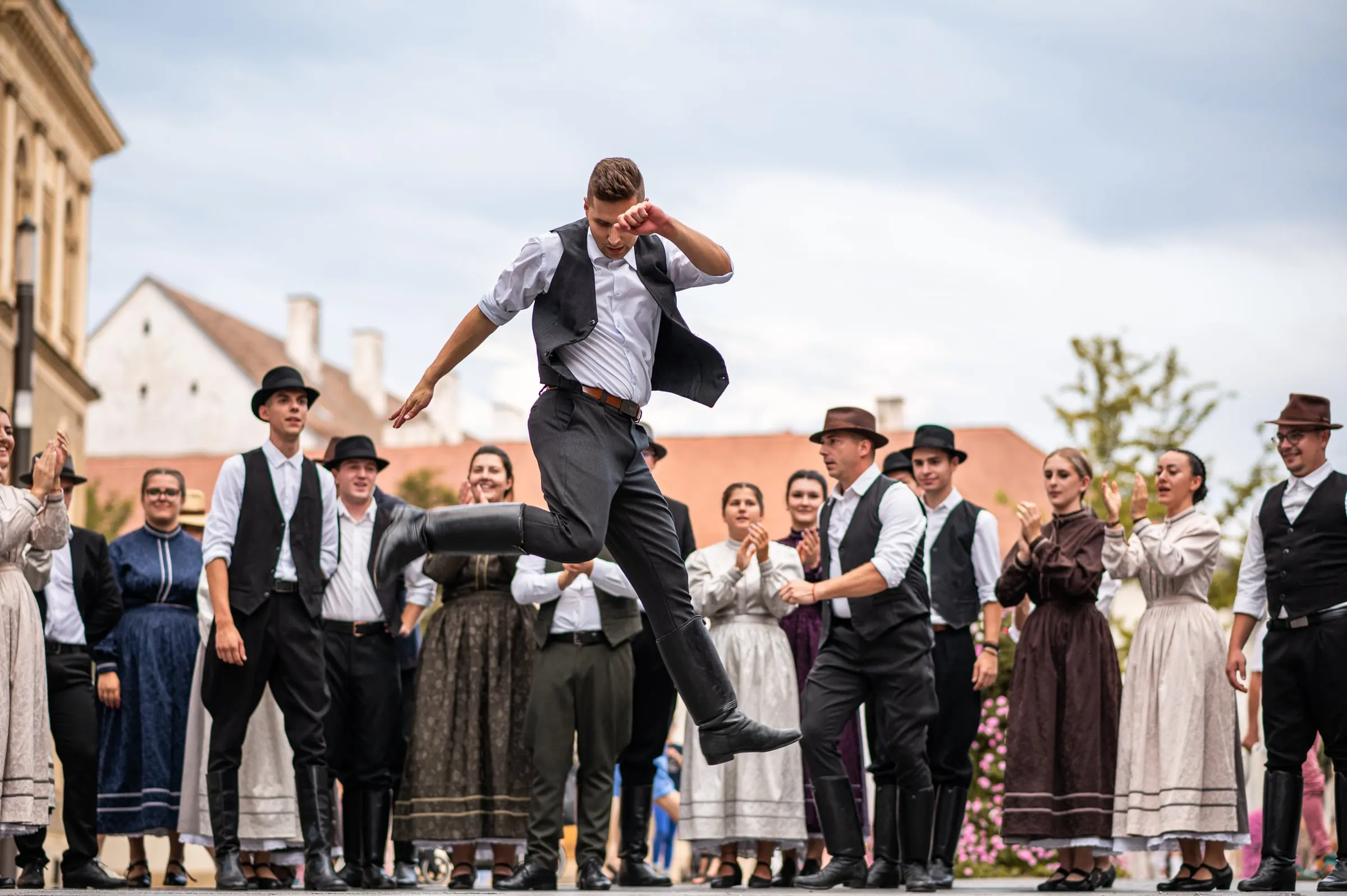 Néptánc-előadás a város főterén · Rendezvények · FBMark Events