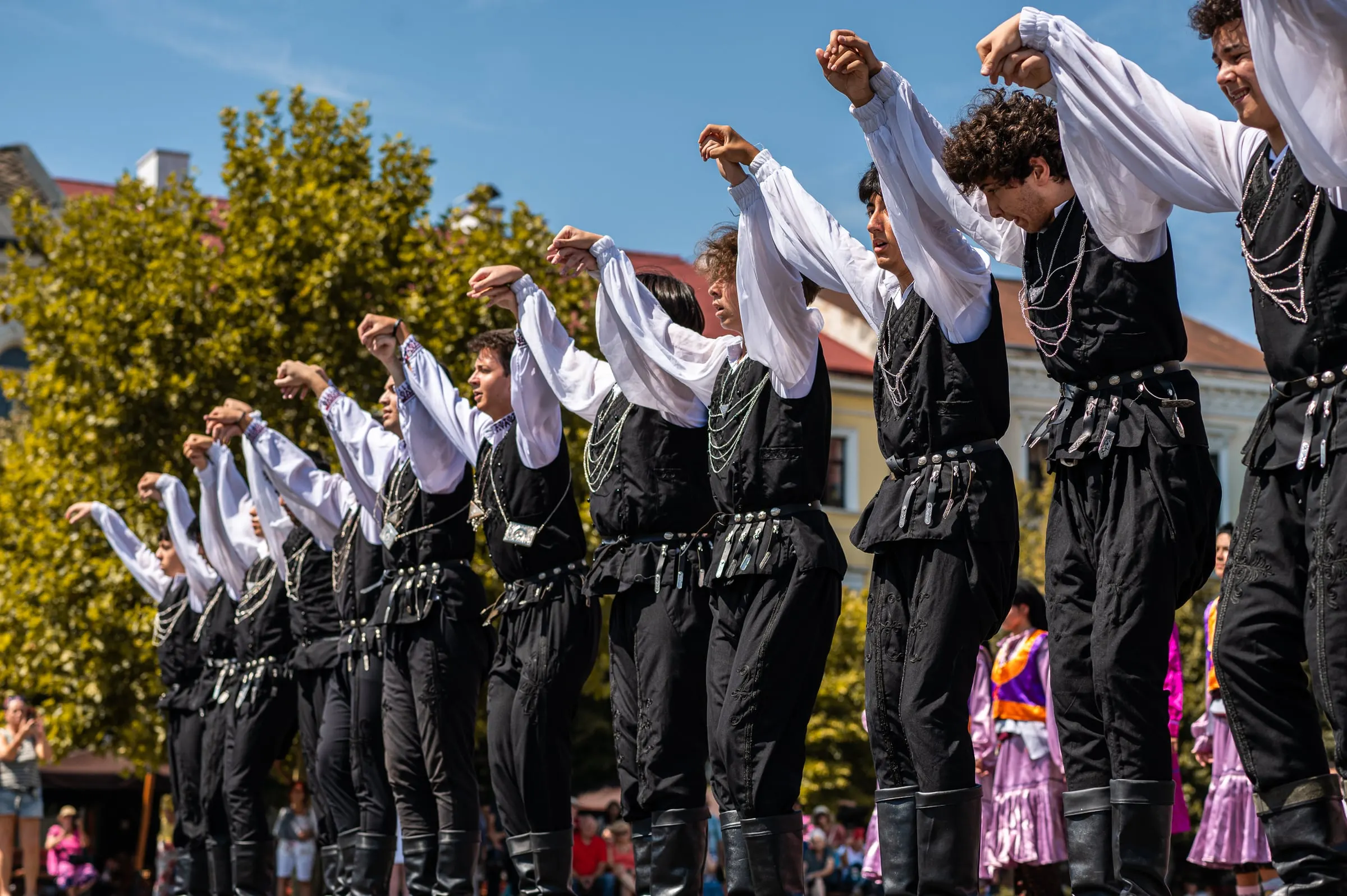 Dansuri tradiționale în piața orașului · Evenimente · FBMark Events