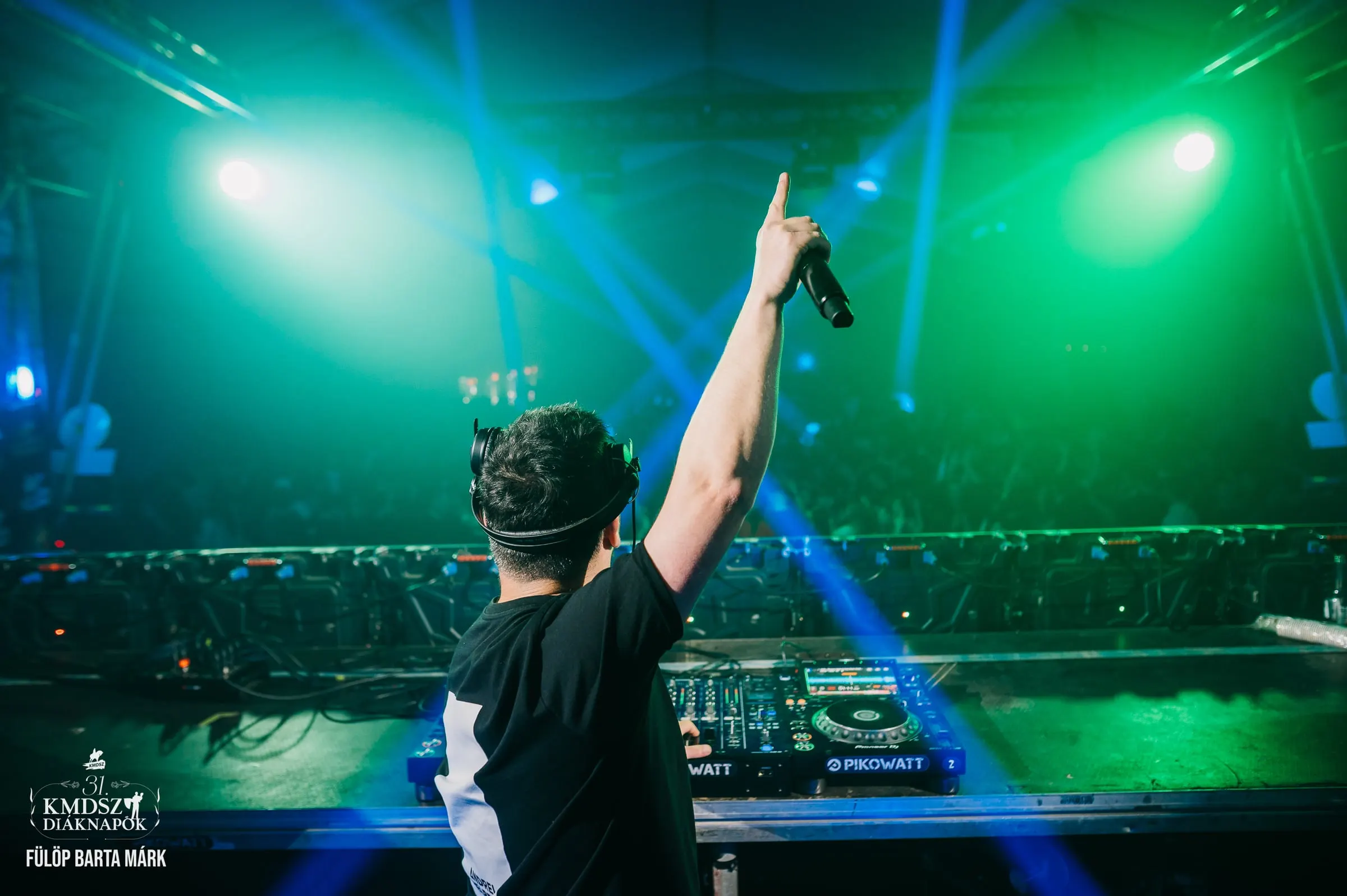 DJ egy telt táncparkett előtt · Fesztiválok · FBMark Events