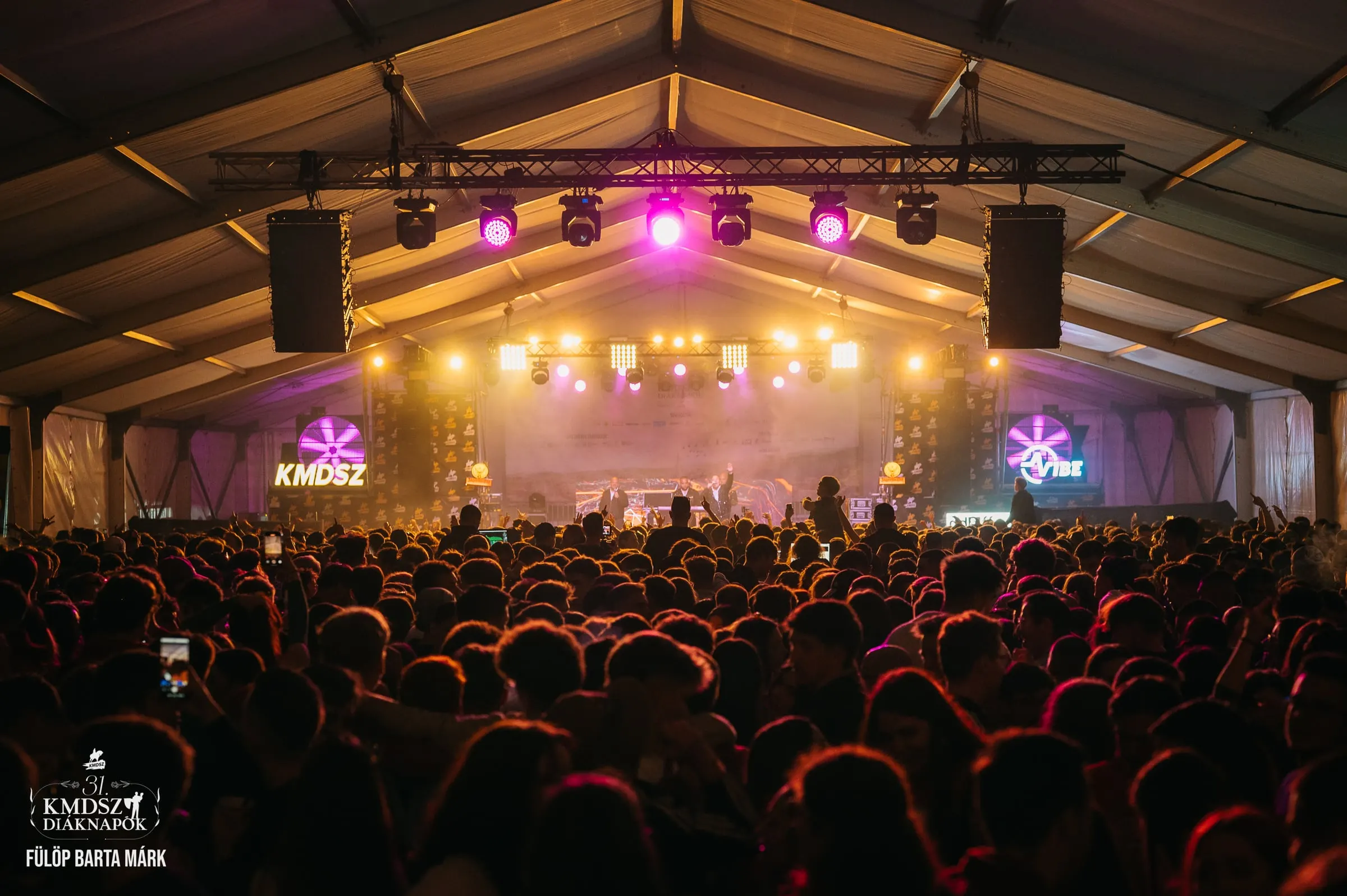 Fesztiválszínpad fényekkel és közönséggel · Fesztiválok · FBMark Events
