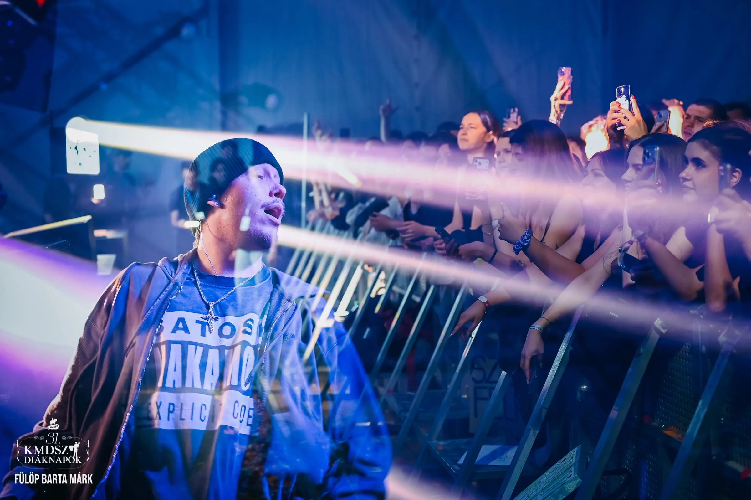 Artist cântând live pe scenă · Festivaluri · FBMark Events