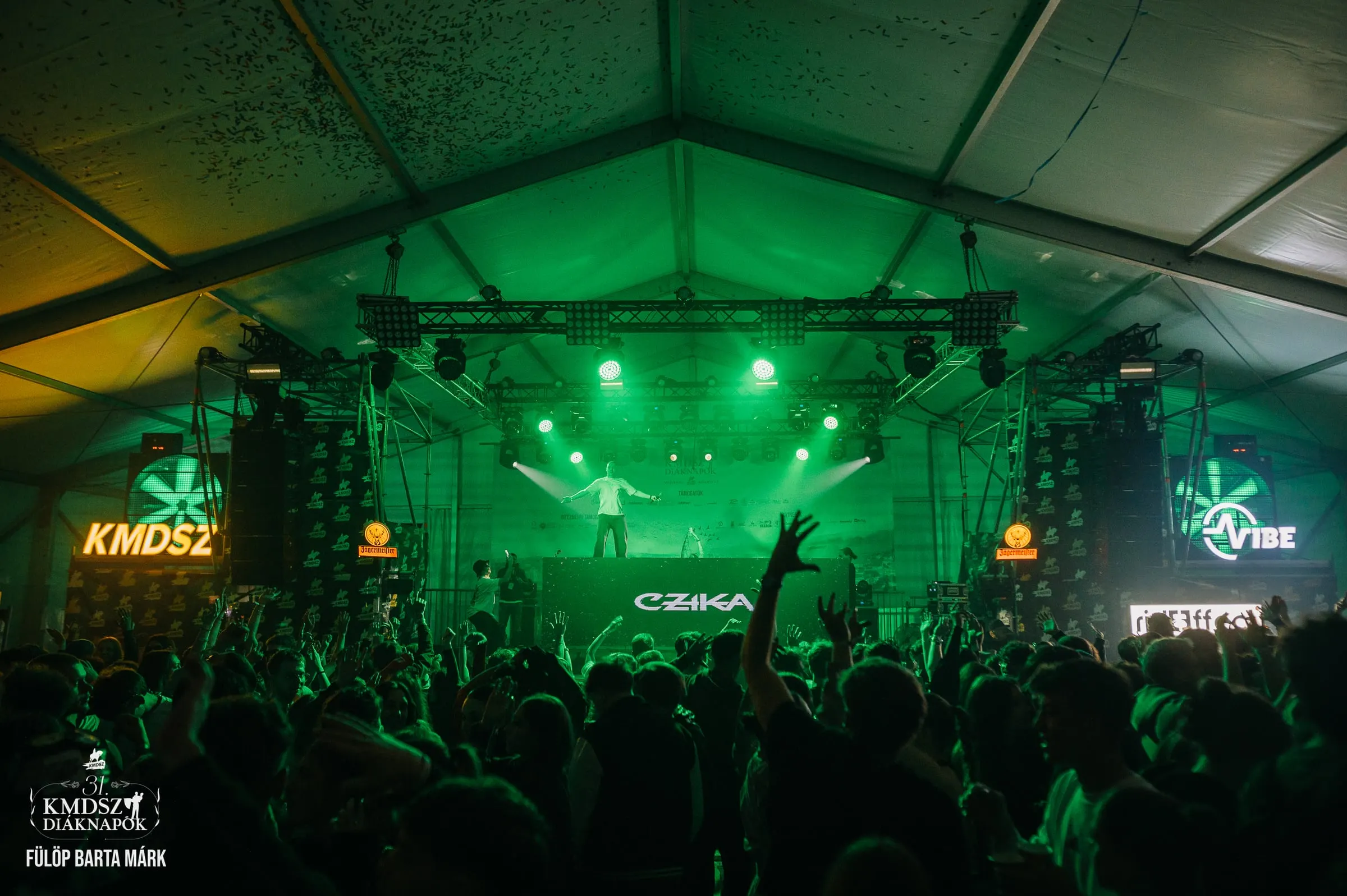 Fesztiválszínpad fényekkel és közönséggel · Fesztiválok · FBMark Events