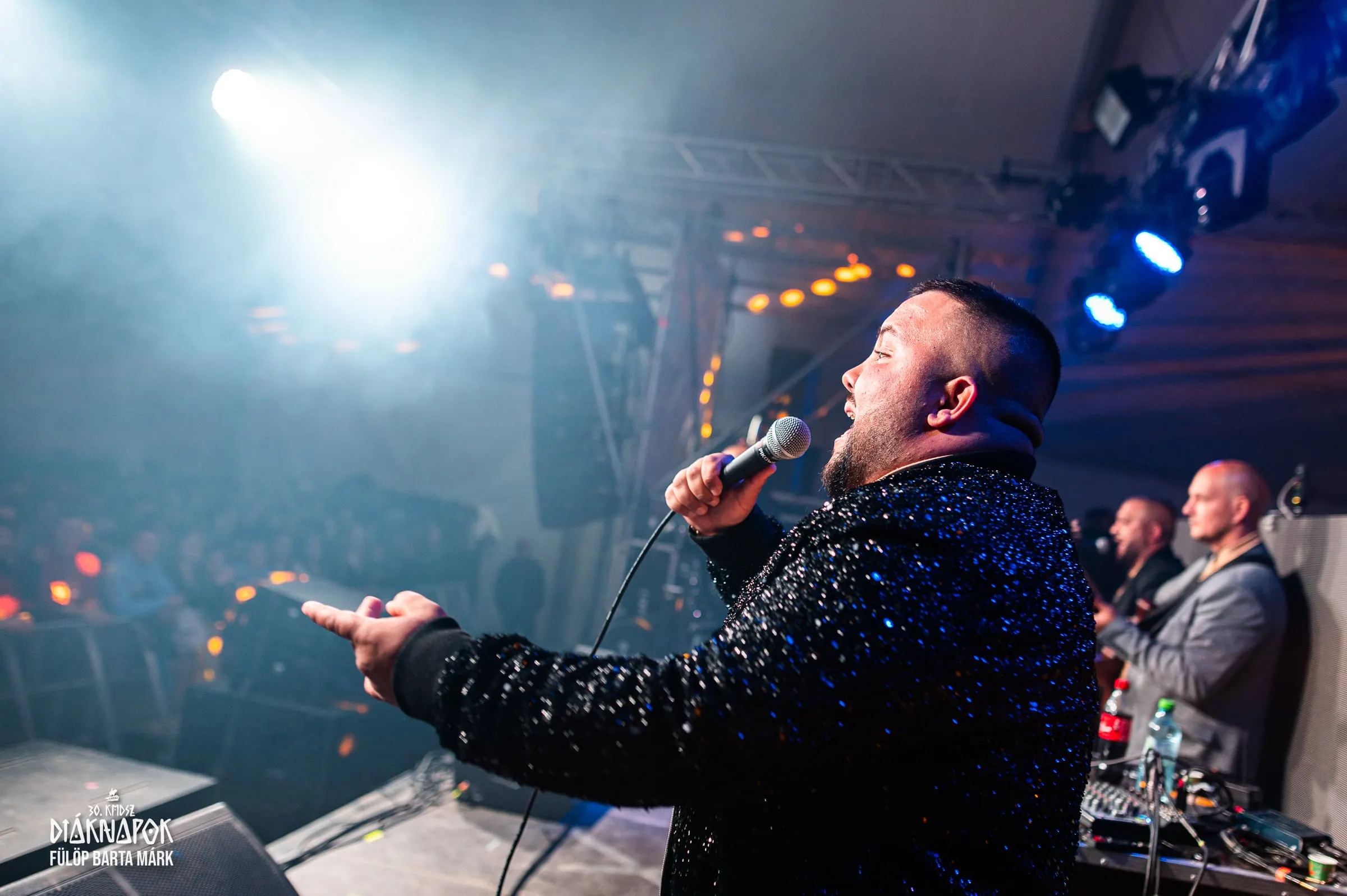 Előadó élőben a színpadon · Fesztiválok · FBMark Events