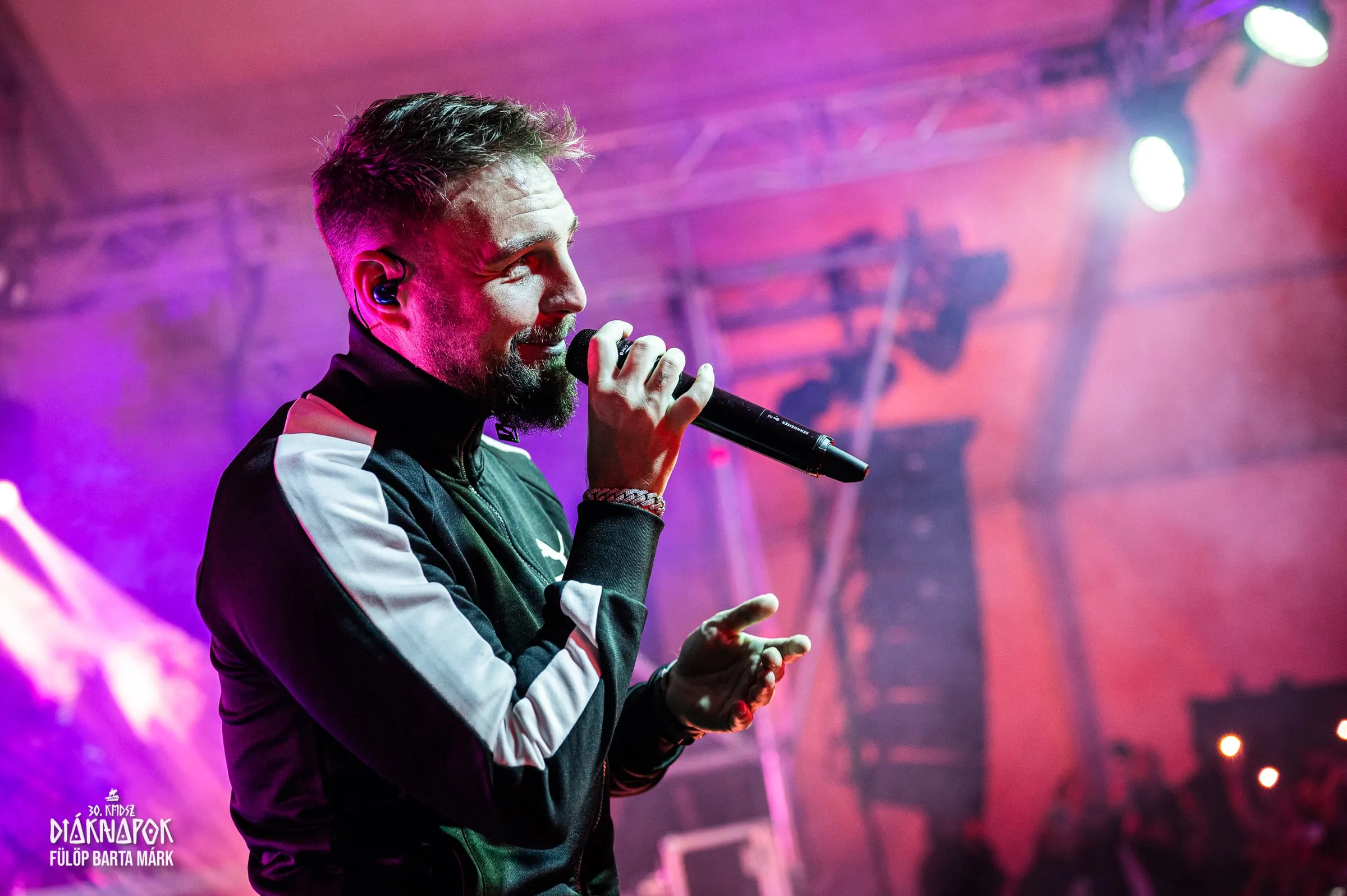 Előadó élőben a színpadon · Fesztiválok · FBMark Events