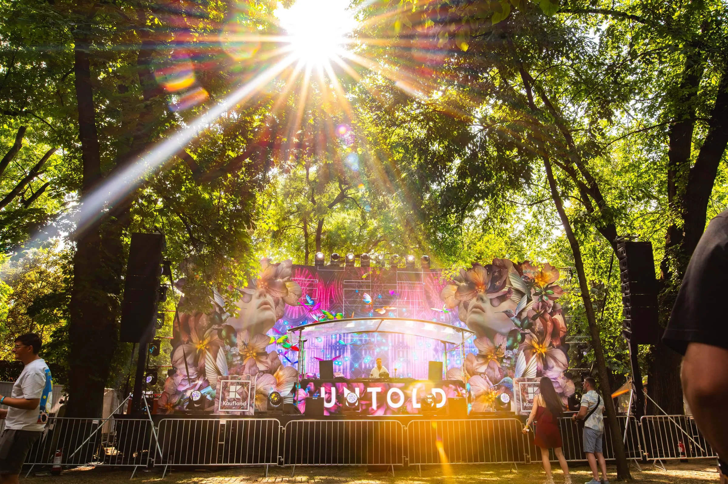 Scenă de festival, lumini și public · Festivaluri · FBMark Events