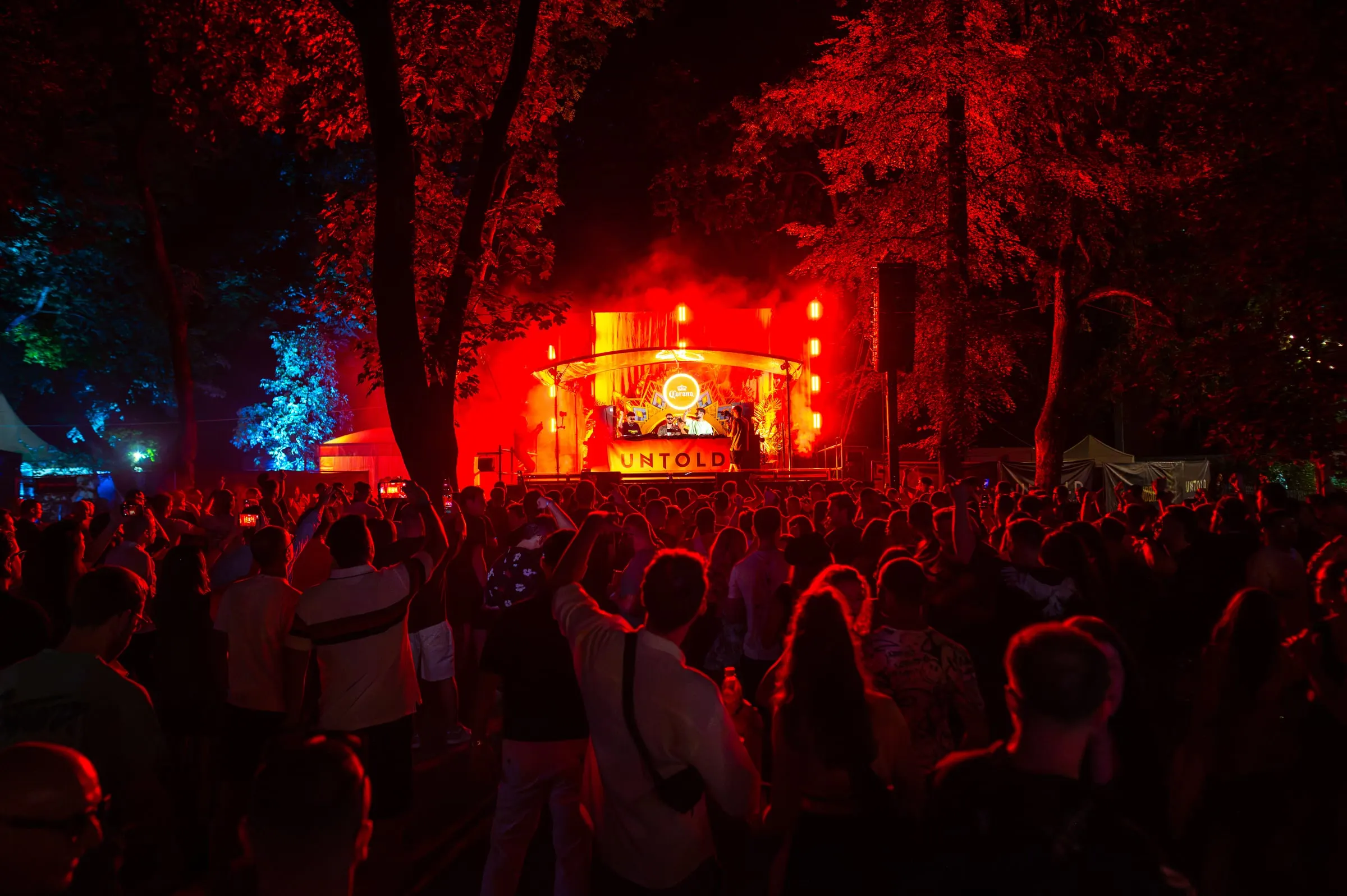 Fesztiválszínpad fényekkel és közönséggel · Fesztiválok · FBMark Events