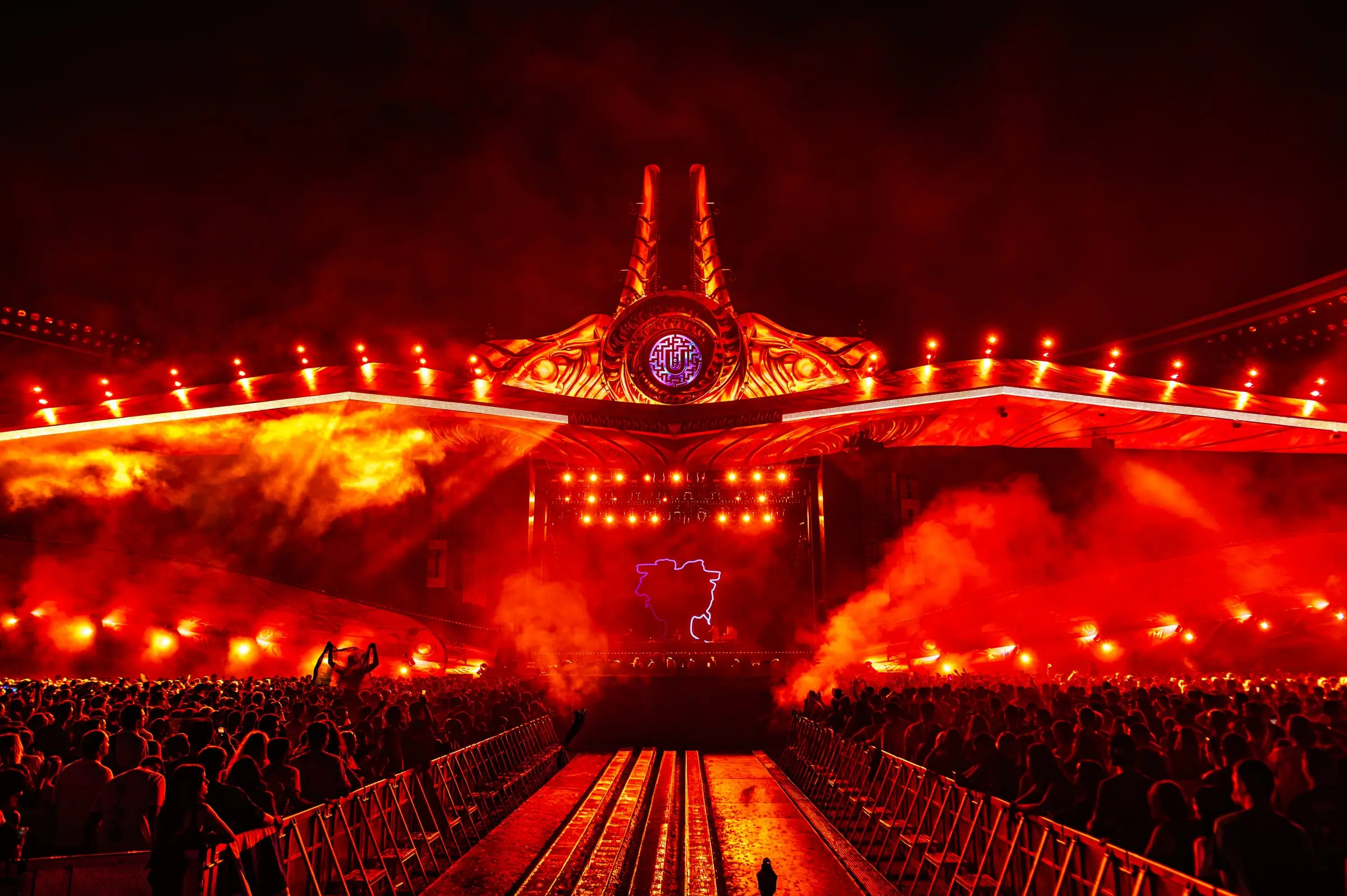 Scenă de festival, lumini și public · Festivaluri · FBMark Events