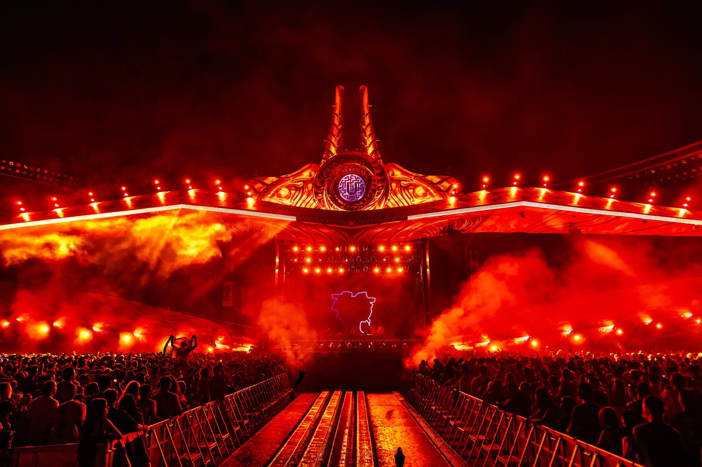 Scenă de festival, lumini și public · Festivaluri · FBMark Events