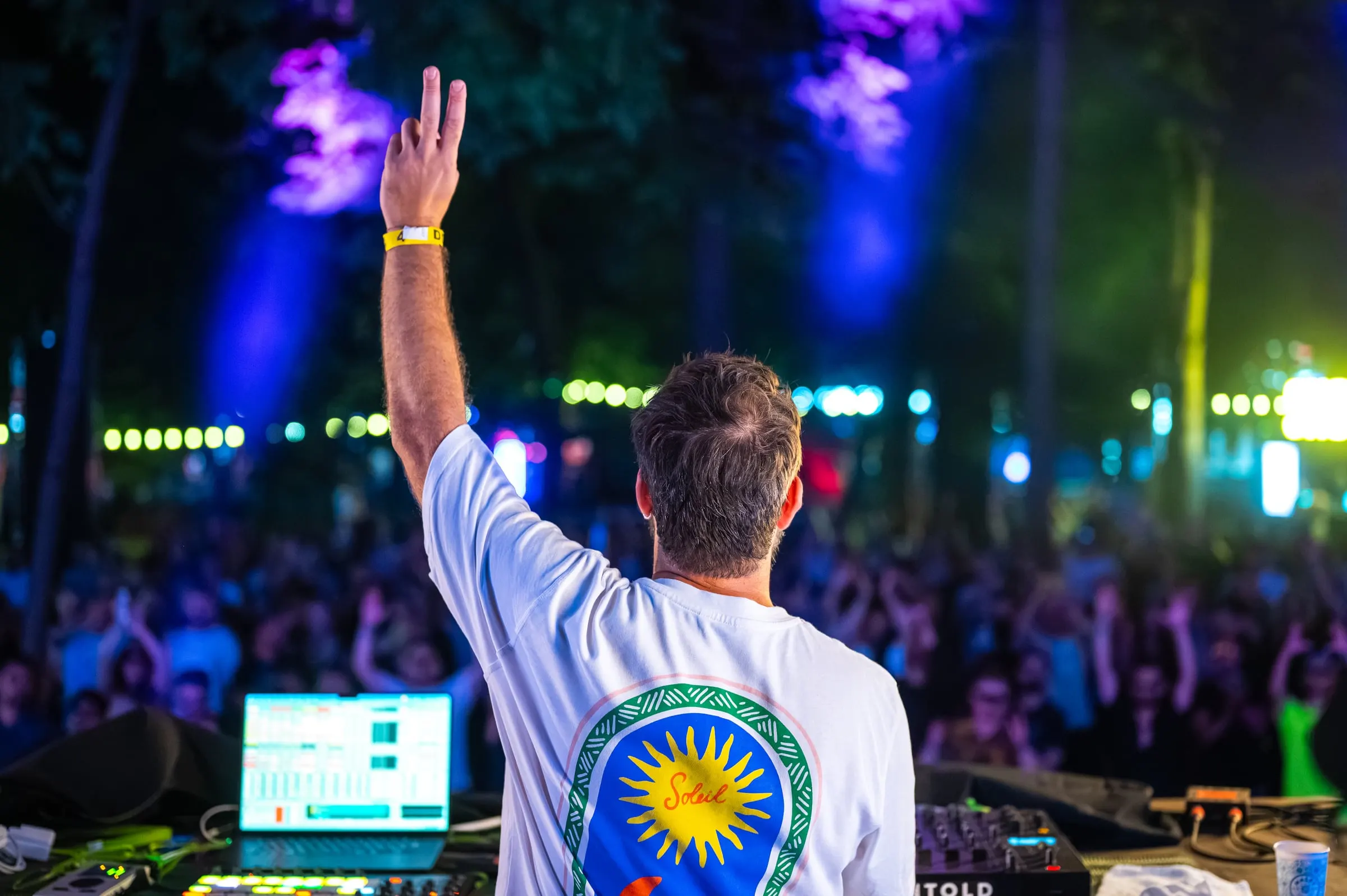 DJ egy telt táncparkett előtt · Fesztiválok · FBMark Events