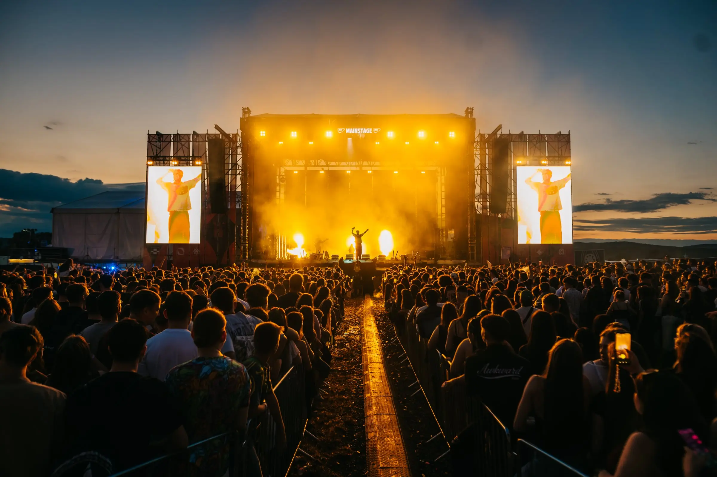 Scenă de festival, lumini și public · Festivaluri · FBMark Events