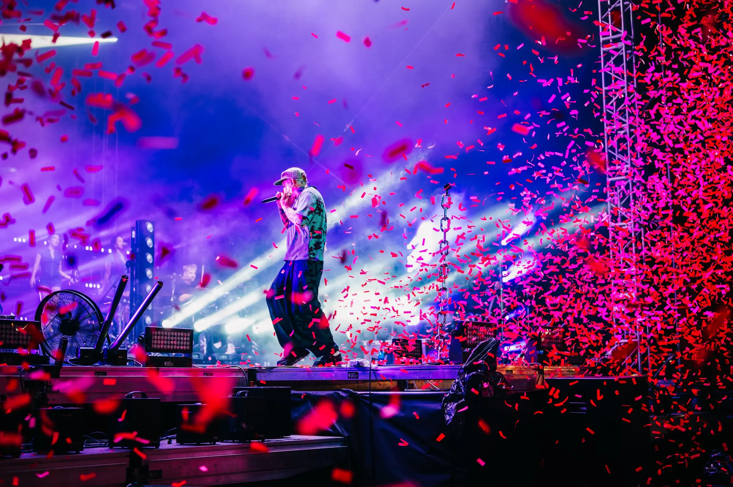 Artist cântând live pe scenă · Festivaluri · FBMark Events