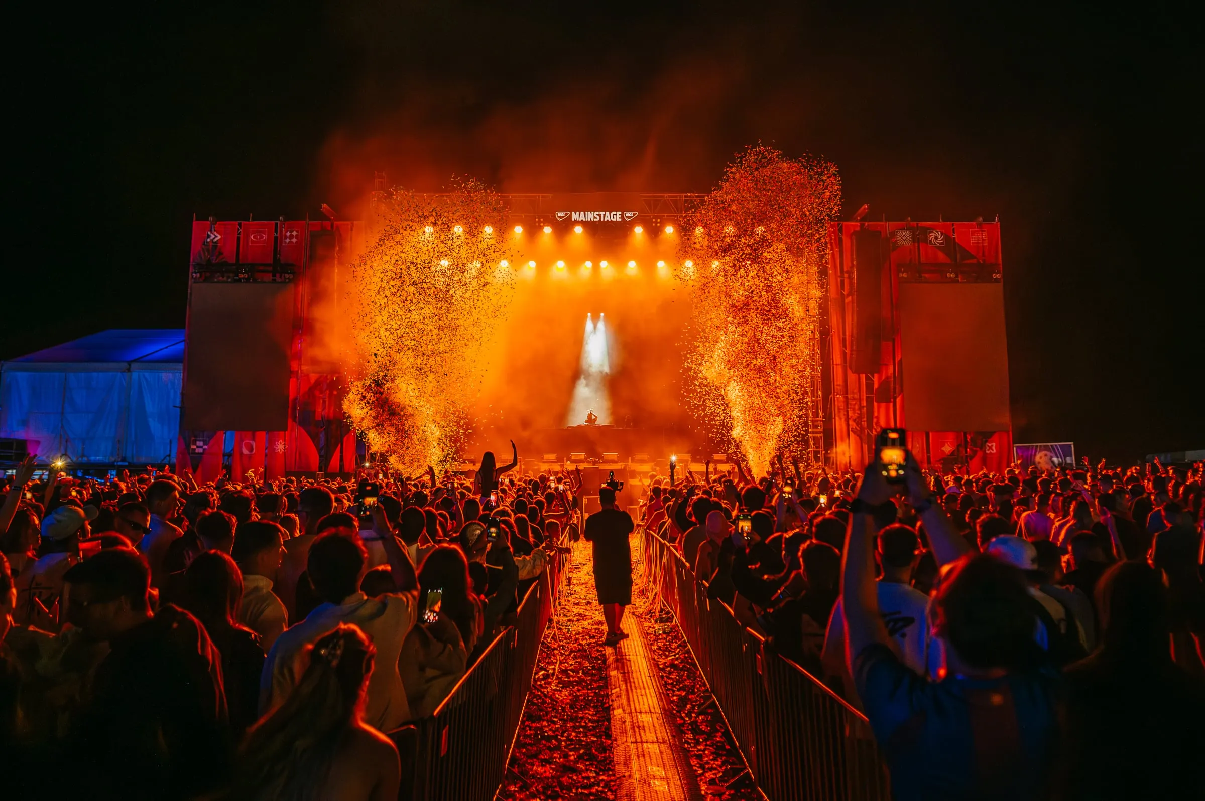 Scenă de festival, lumini și public · Festivaluri · FBMark Events