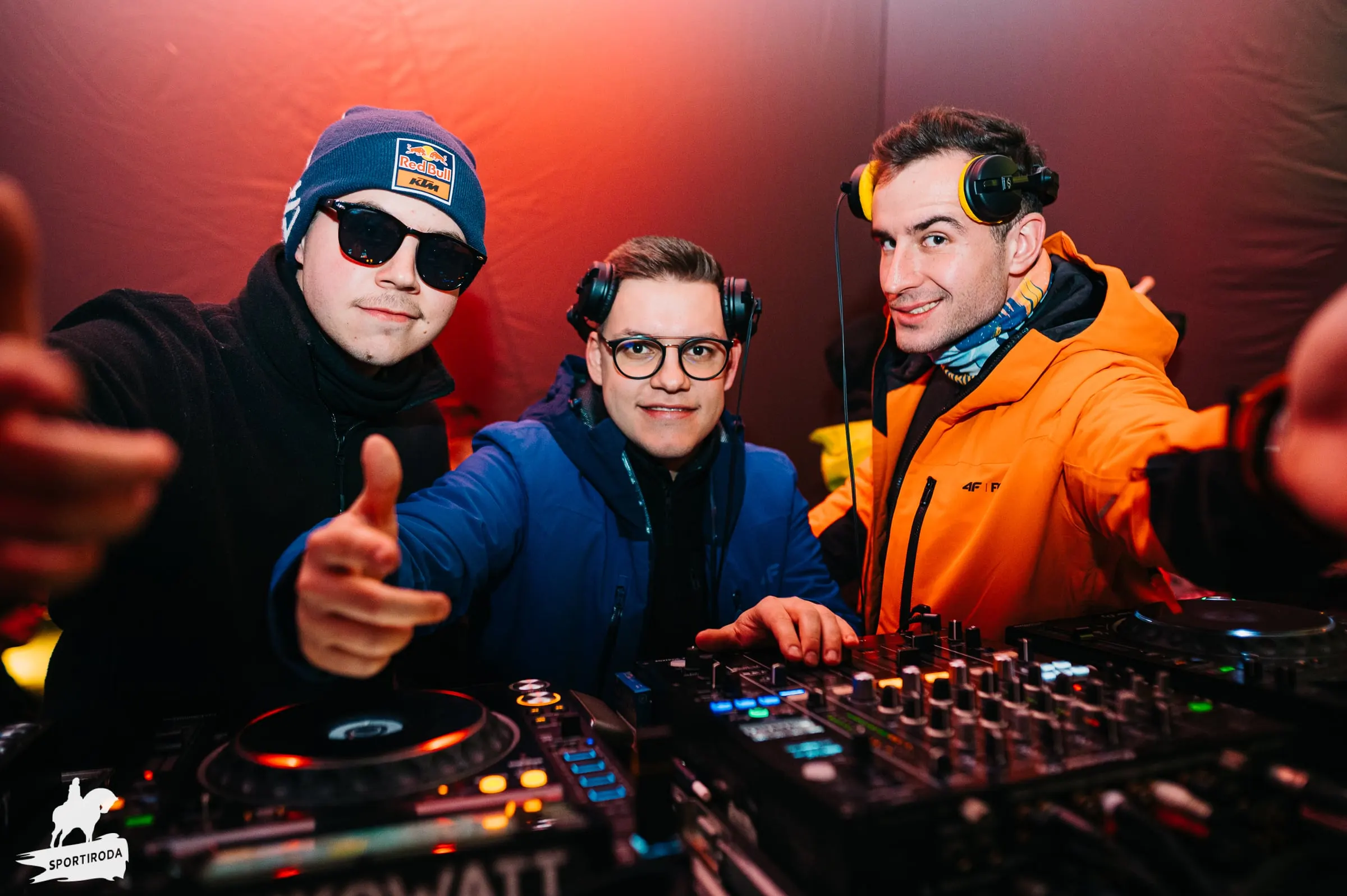 DJ egy telt táncparkett előtt · Bulik · FBMark Events