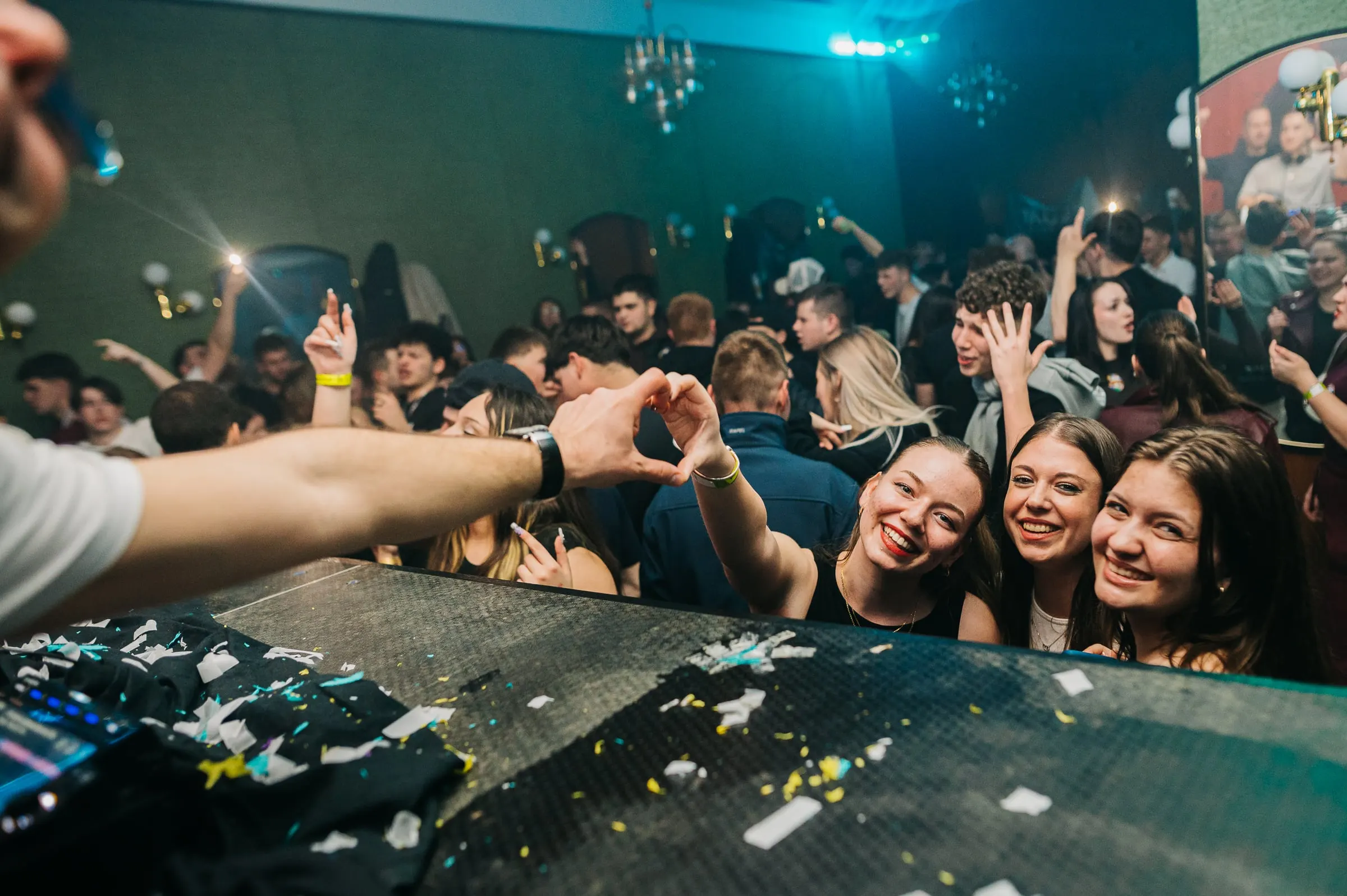 Prieteni care petrec împreună · Petreceri · FBMark Events