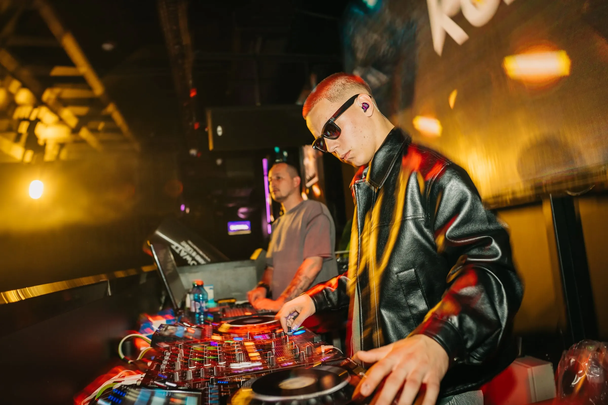 DJ egy telt táncparkett előtt · Bulik · FBMark Events