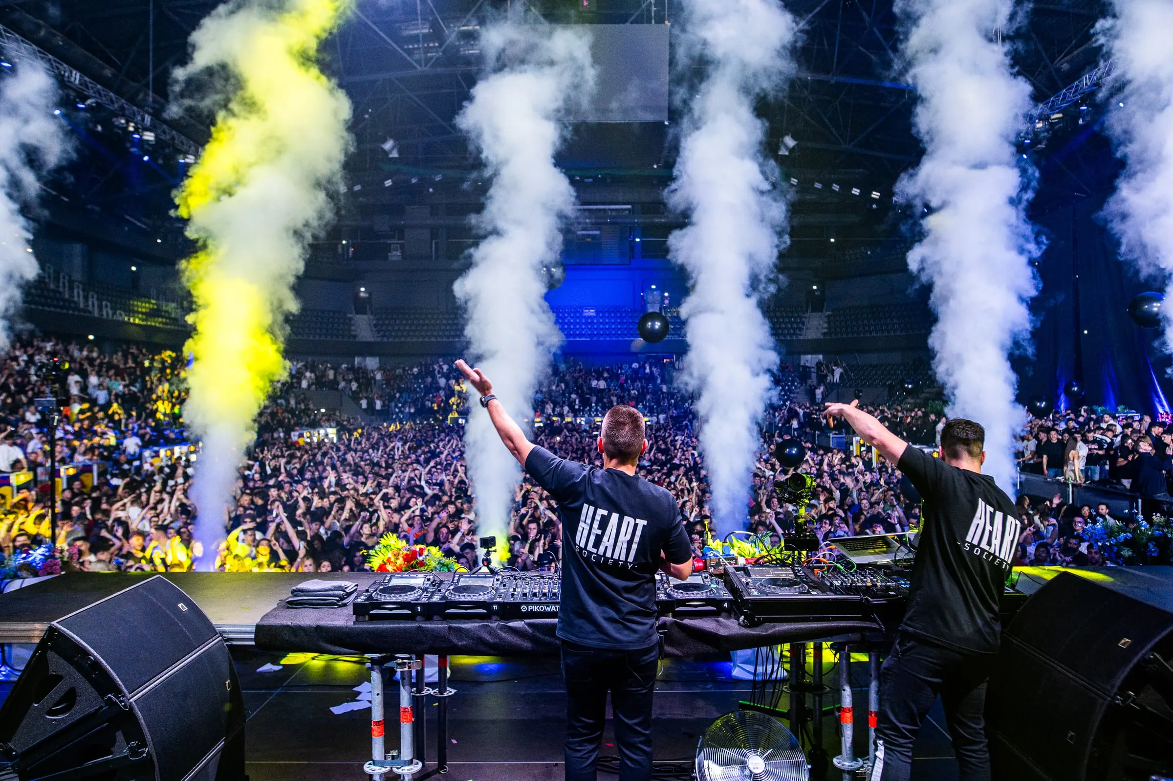 DJ egy telt táncparkett előtt · Bulik · FBMark Events