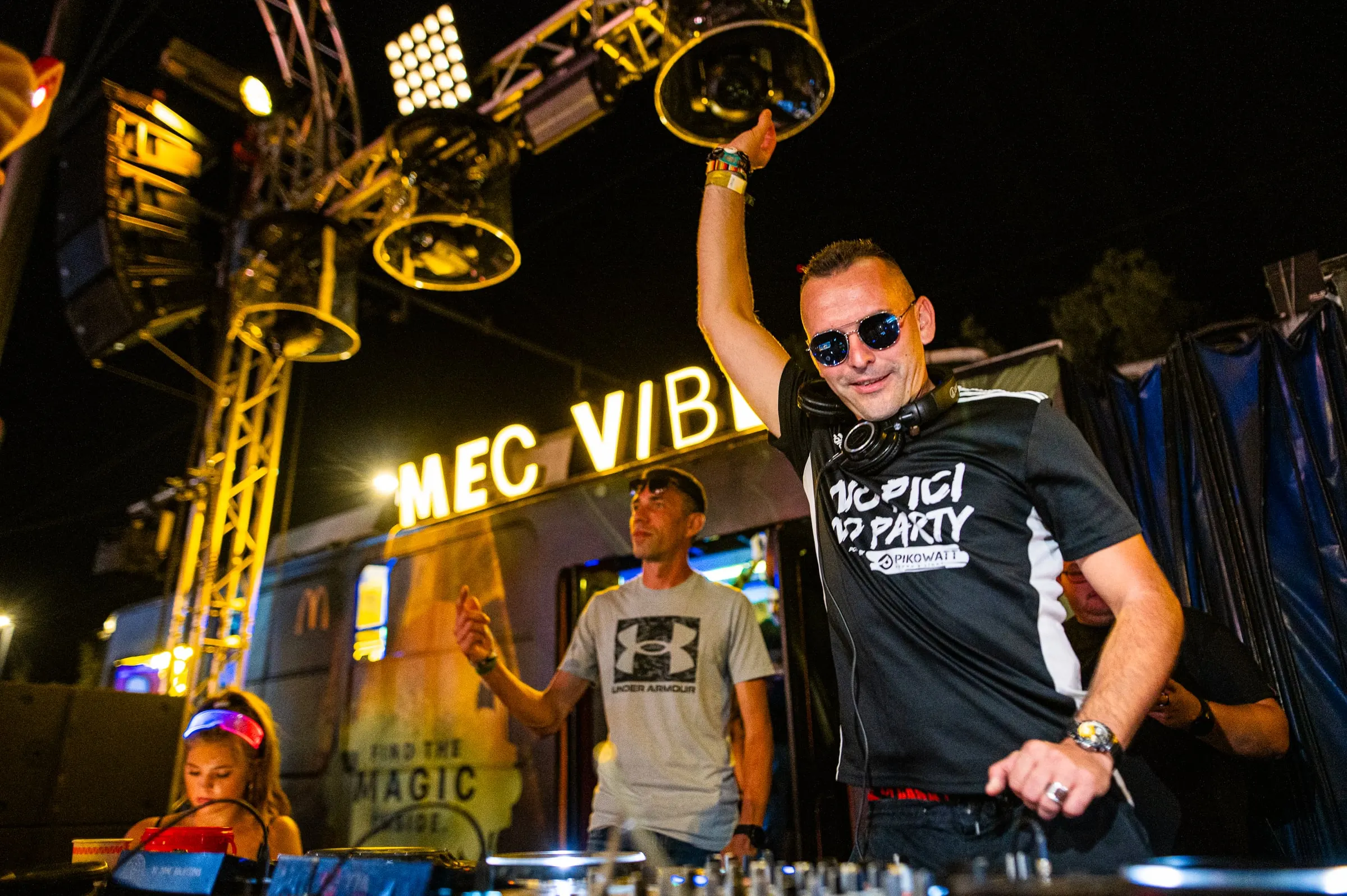 DJ egy telt táncparkett előtt · Rendezvények · FBMark Events